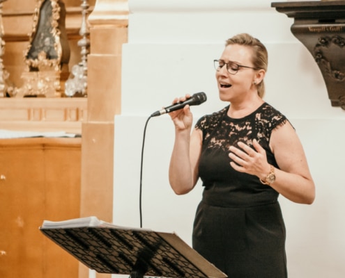 Sängerin Sabine Schulz festlich